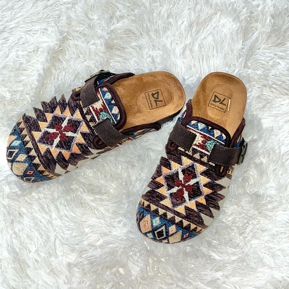 Dirty Laundry Shoes - NWOT Dirty Laundry Women's Colorful Clog 𖤓 Slide On Shoes.